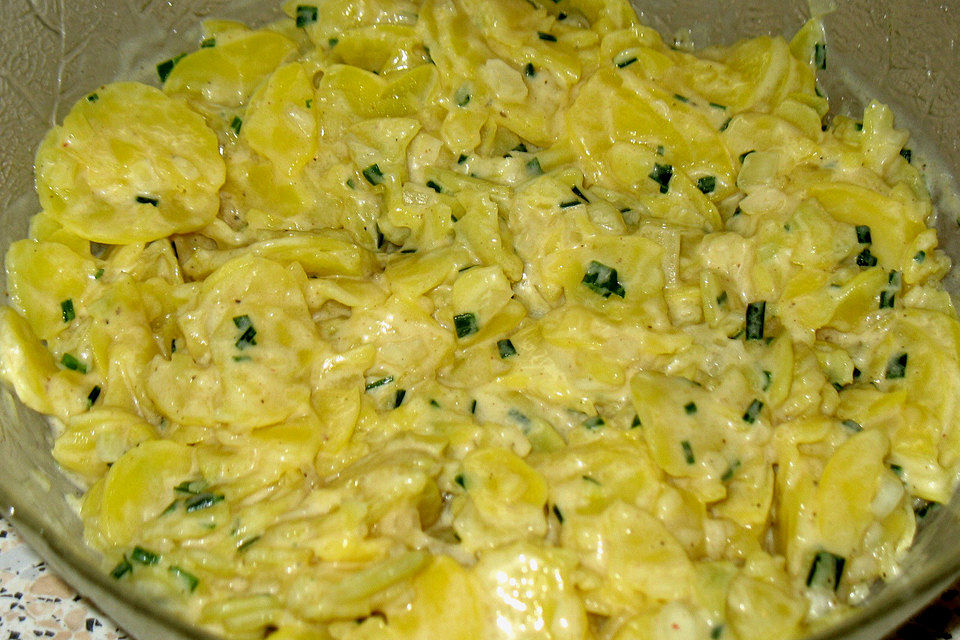 Kartoffelsalat mit Mayonnaise und Brühe