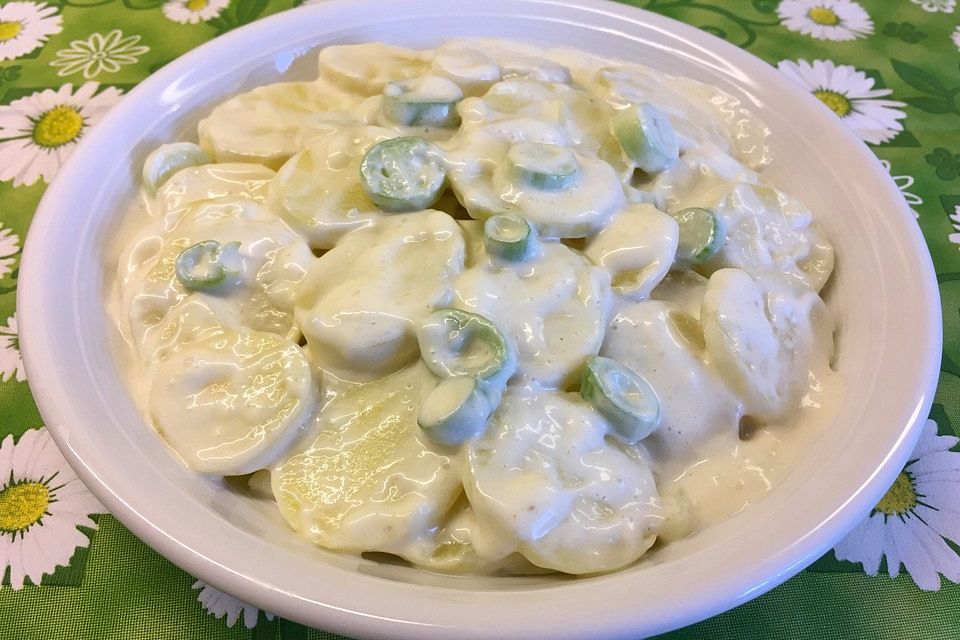 Kartoffelsalat mit Mayonnaise und Brühe