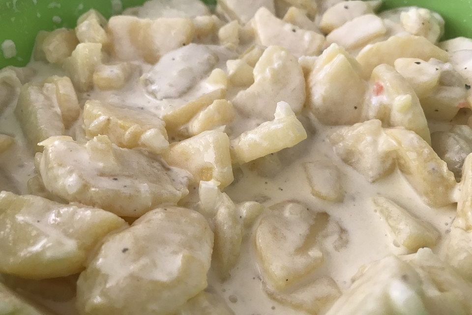 Kartoffelsalat mit Mayonnaise und Brühe