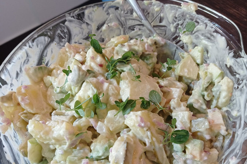 Kartoffelsalat mit Mayonnaise und Brühe