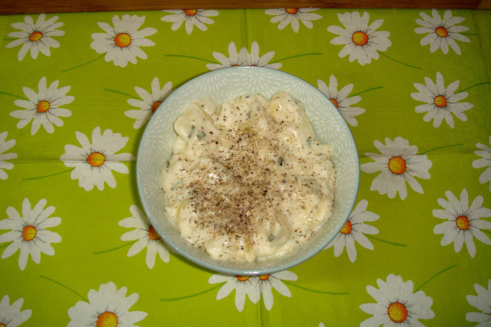 Kartoffelsalat mit Mayonnaise und Brühe