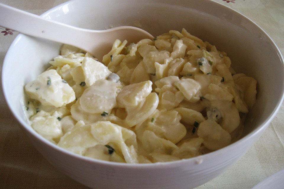 Kartoffelsalat mit Mayonnaise und Brühe