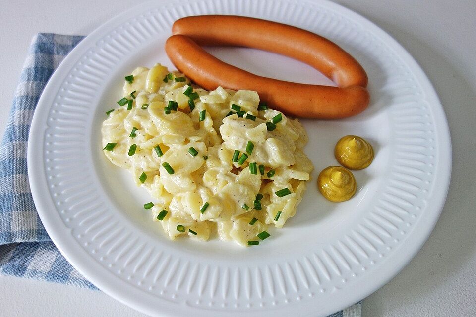 Kartoffelsalat mit Mayonnaise und Brühe