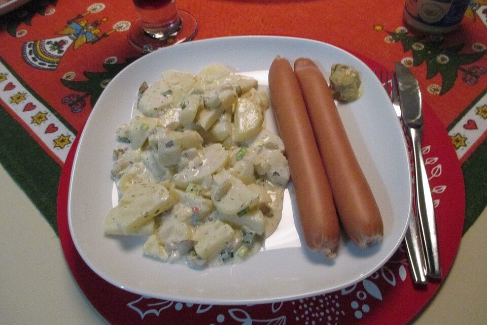 Kartoffelsalat mit Mayonnaise und Brühe