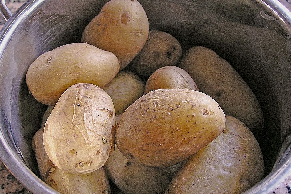 Kartoffelsalat mit Mayonnaise und Brühe