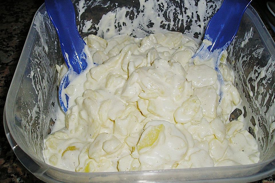 Kartoffelsalat mit Mayonnaise und Brühe