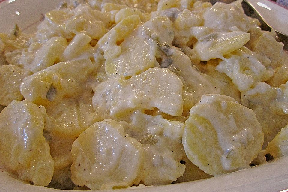 Kartoffelsalat mit Mayonnaise und Brühe