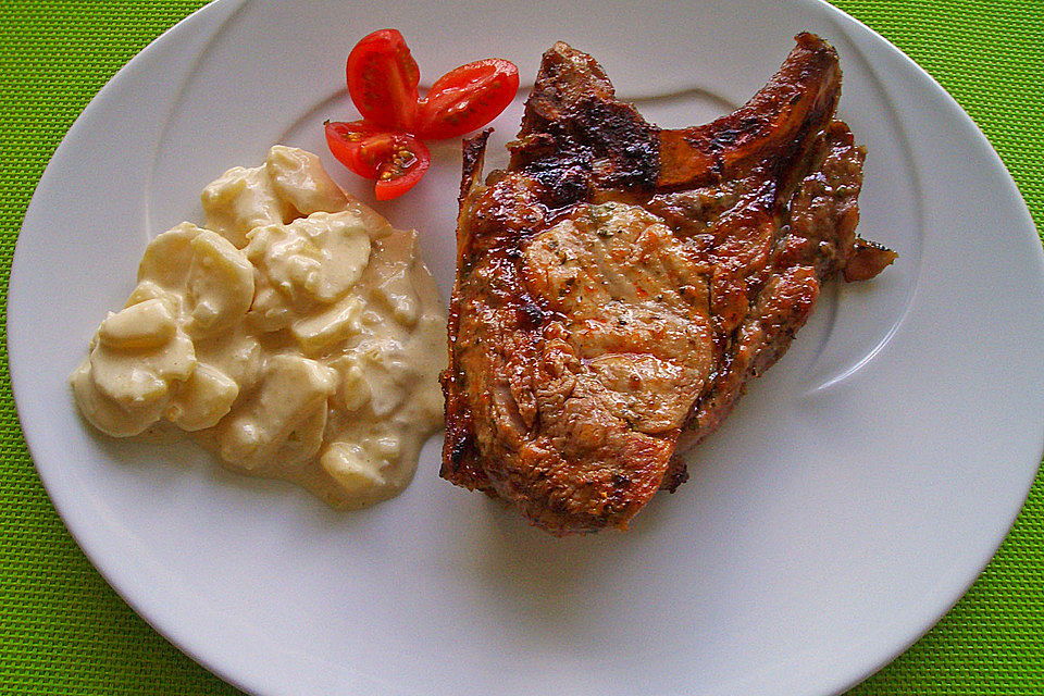 Kartoffelsalat mit Mayonnaise und Brühe