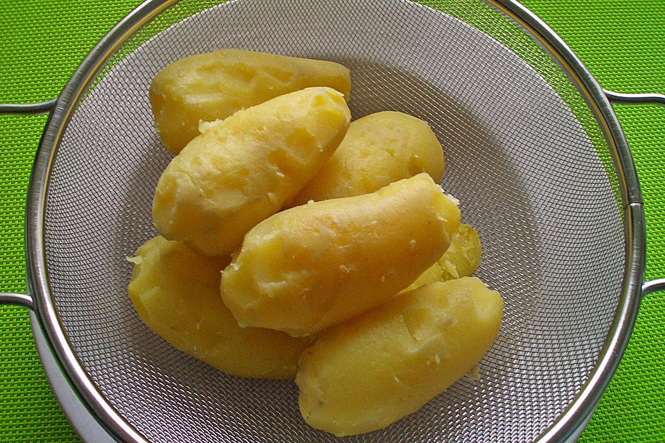 Kartoffelsalat mit Mayonnaise und Brühe