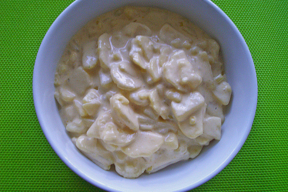 Kartoffelsalat mit Mayonnaise und Brühe