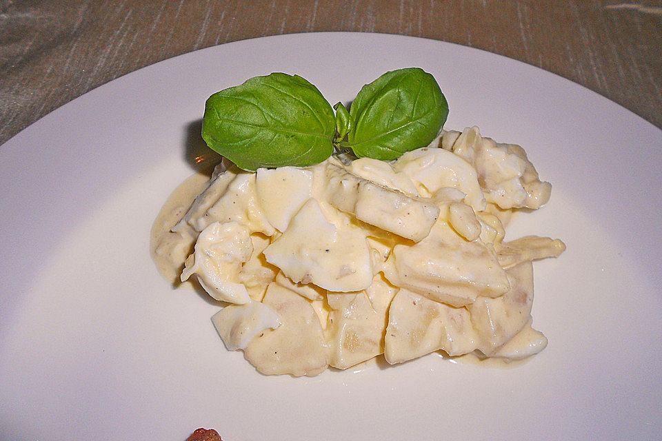 Kartoffelsalat mit Mayonnaise und Brühe