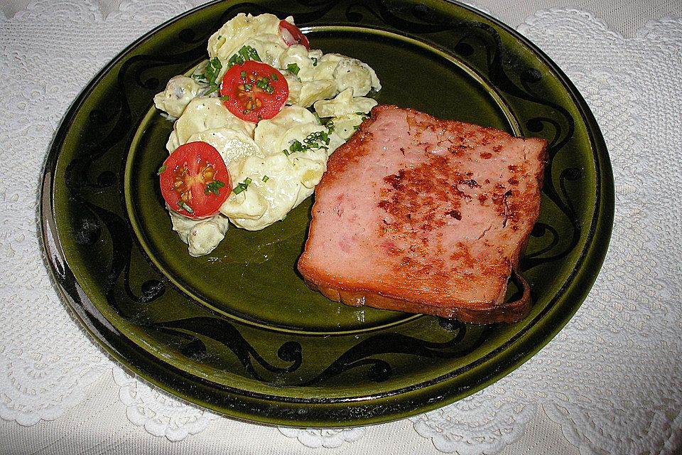 Kartoffelsalat mit Mayonnaise und Brühe