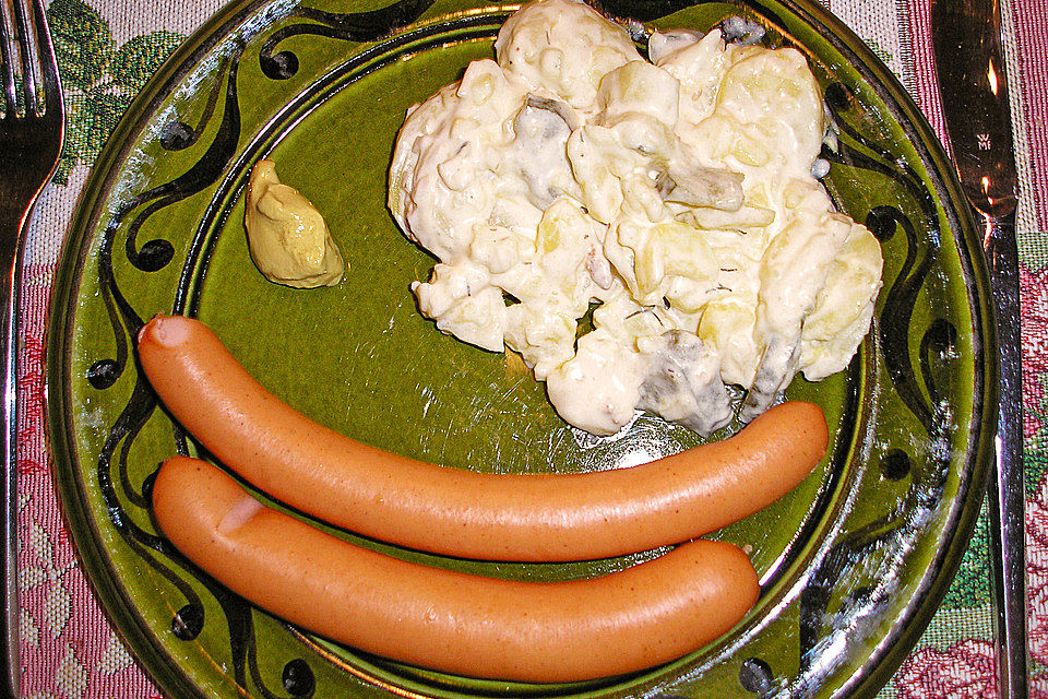 Kartoffelsalat mit Mayonnaise und Brühe