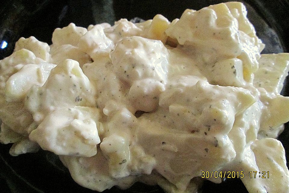 Kartoffelsalat mit Mayonnaise und Brühe