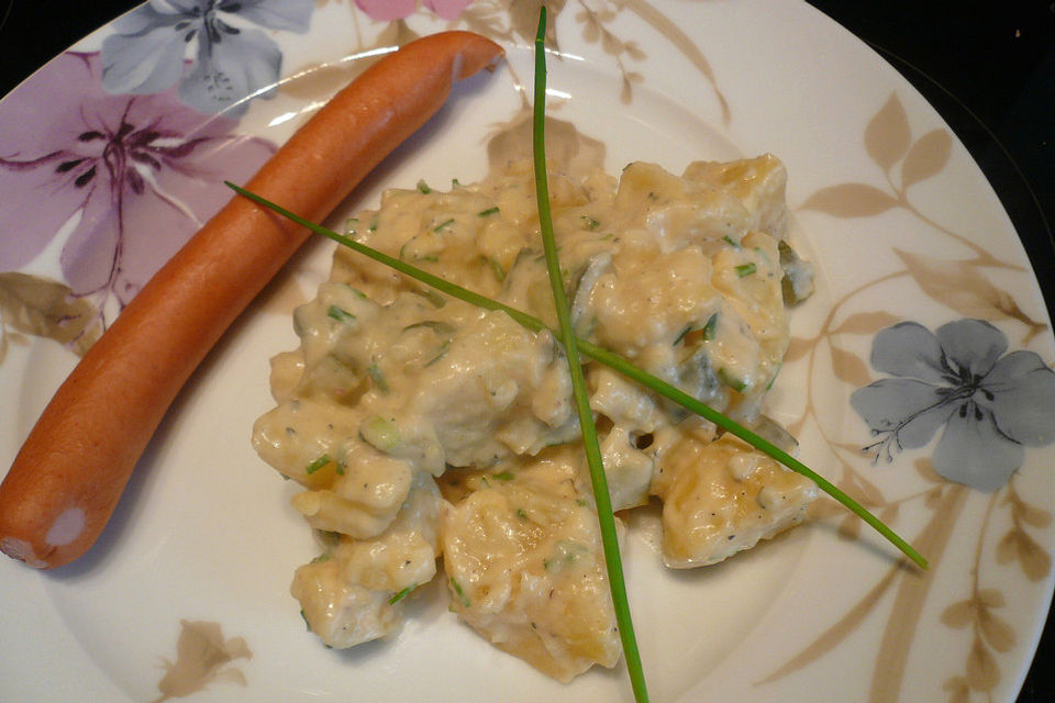 Kartoffelsalat mit Mayonnaise und Brühe