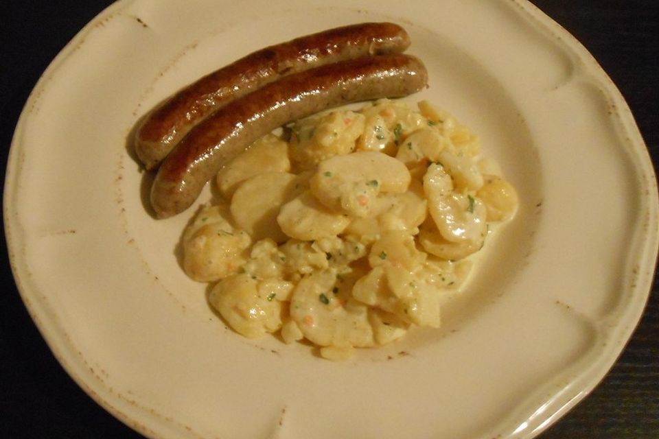 Kartoffelsalat mit Mayonnaise und Brühe