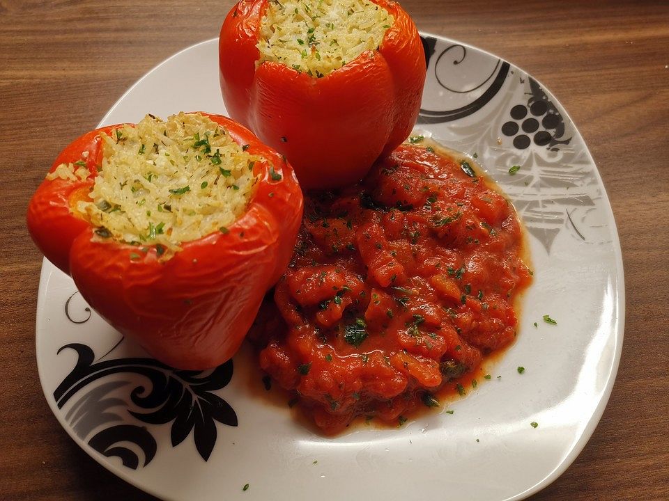 Vegetarisch Gefüllte Paprika Mit Tomaten Knoblauch Und Basilikum ...