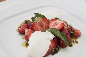 Buttermilchmousse mit Erdbeeren und Nusspesto