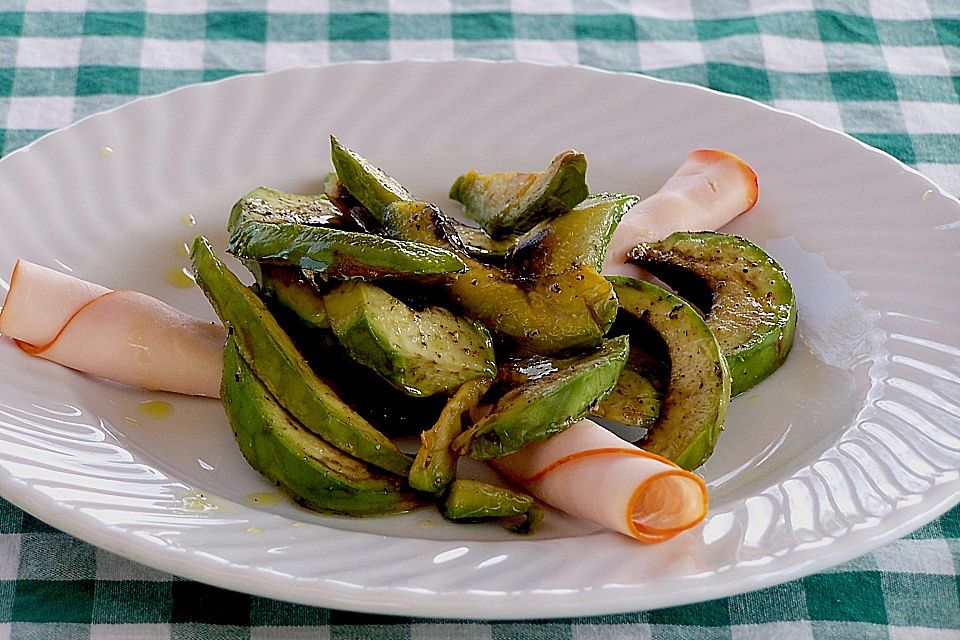 Gegrillte Avocado mit Frischkäse - Schinkenröllchen