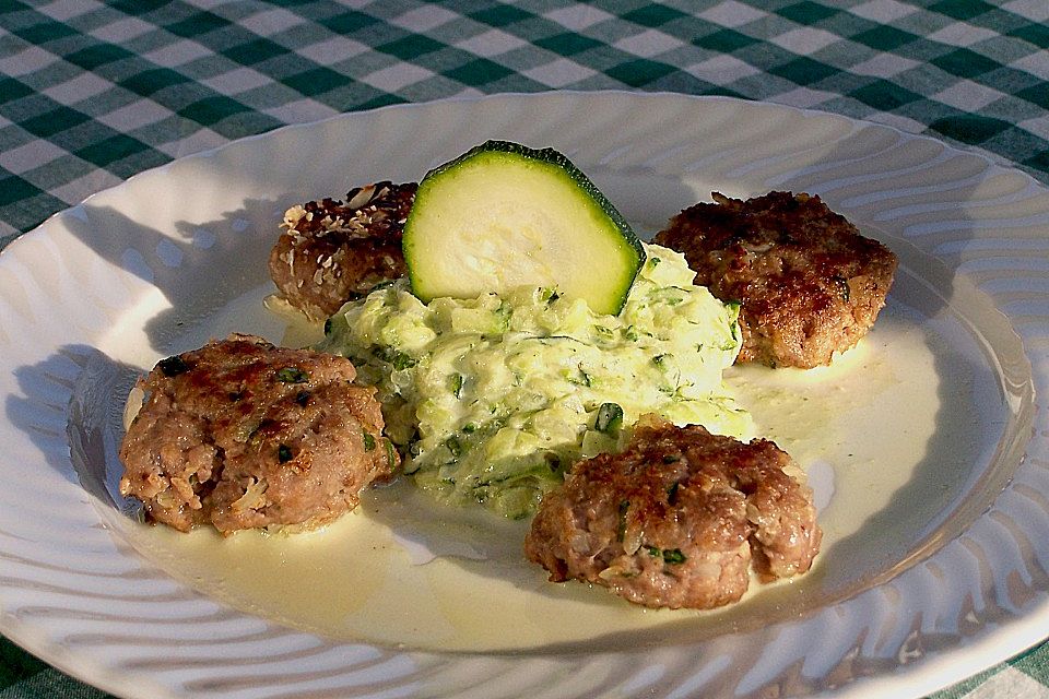 Fleischpflanzerl mit Zucchini - Gemüse