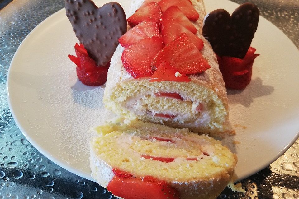 Evas raffinierte Biskuitroulade mit Erdbeeren