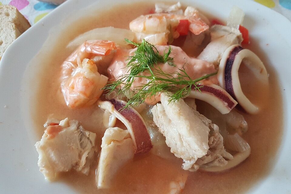 Bouillabaisse mit Sauce Rouille und Baguette Bouillabaisse mit Sauce Rouille und Baguette