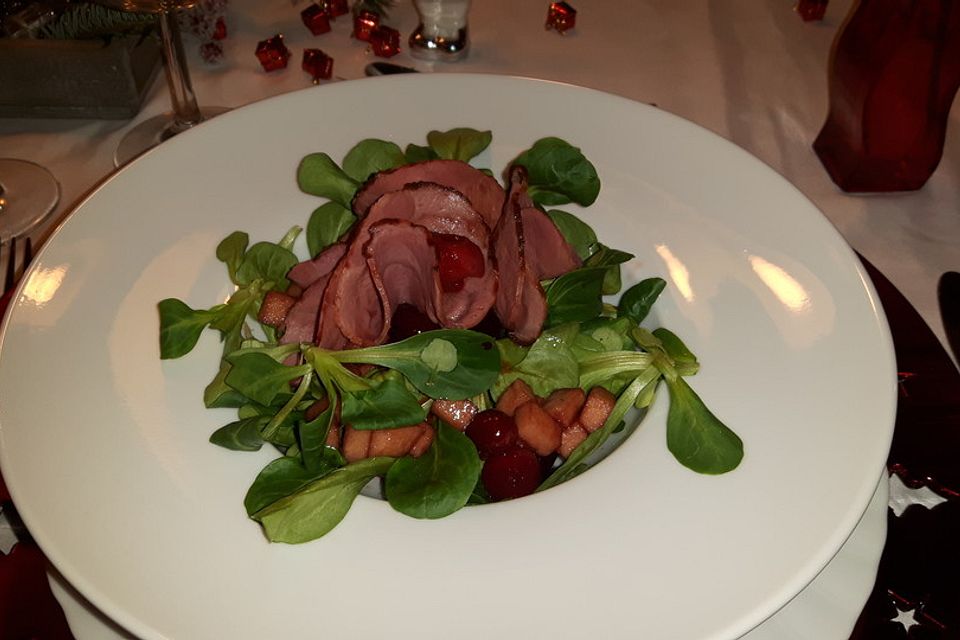 Warm geräucherte Entenbrust auf Feldsalat mit Apfeldressing