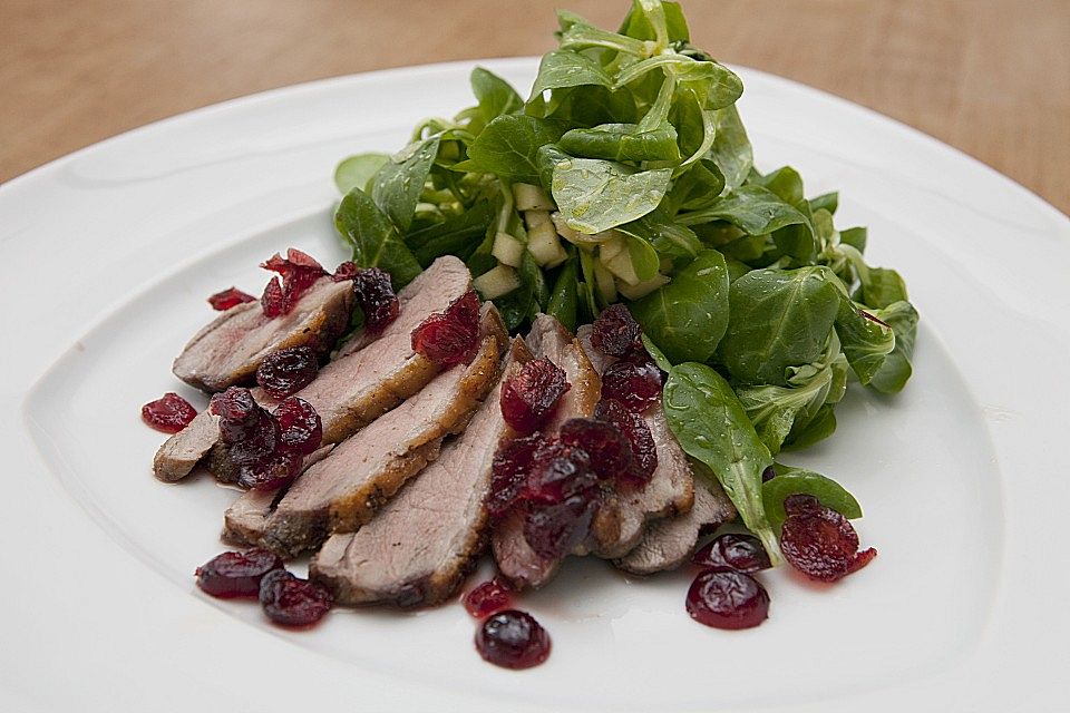 Warm geräucherte Entenbrust auf Feldsalat mit Apfeldressing