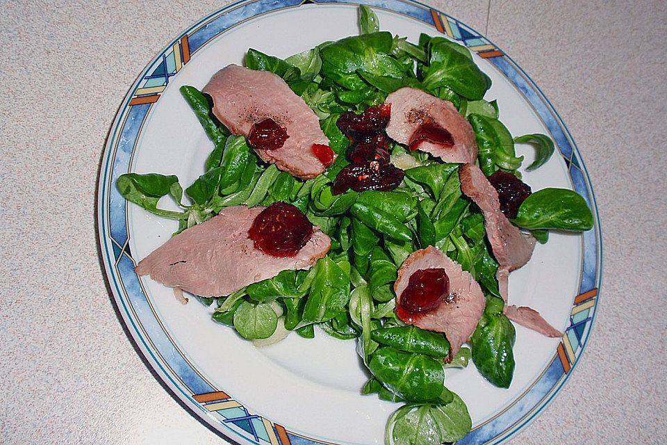 Warm geräucherte Entenbrust auf Feldsalat mit Apfeldressing