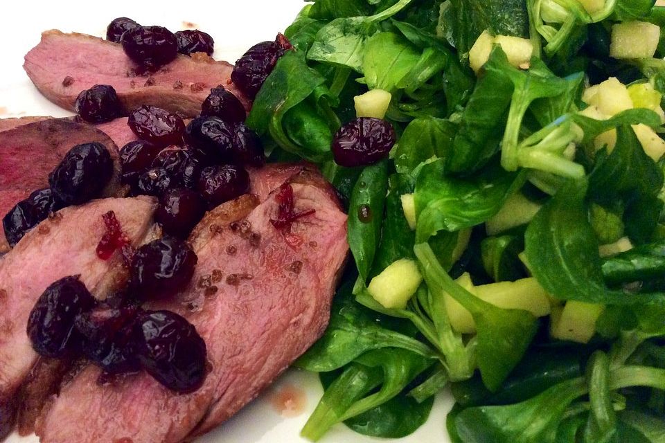 Warm geräucherte Entenbrust auf Feldsalat mit Apfeldressing