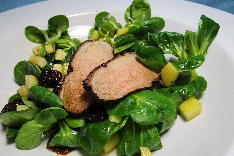 Warm geräucherte Entenbrust auf Feldsalat mit Apfeldressing