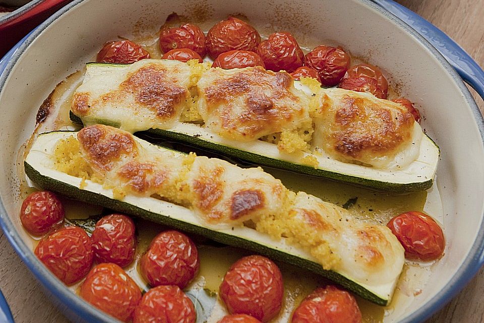 Mit Couscous gefüllte und überbackene Zucchini