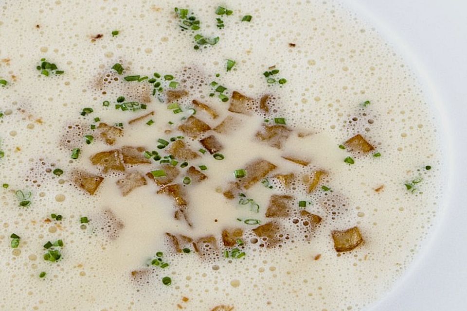 Feine Kartoffelsuppe mit Croûtons und Baconaroma