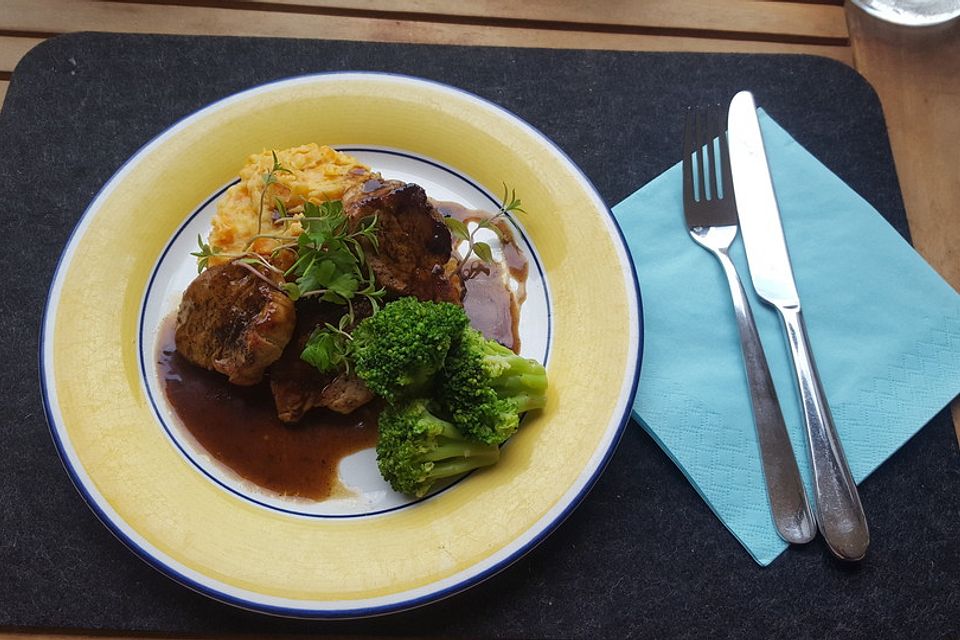 Schweinefilet auf Süßkartoffelpüree mit Lebkuchenjus und Rosenkohl