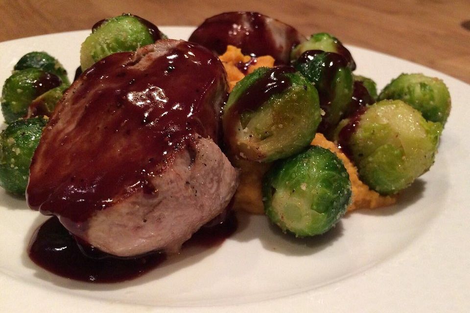 Schweinefilet auf Süßkartoffelpüree mit Lebkuchenjus und Rosenkohl