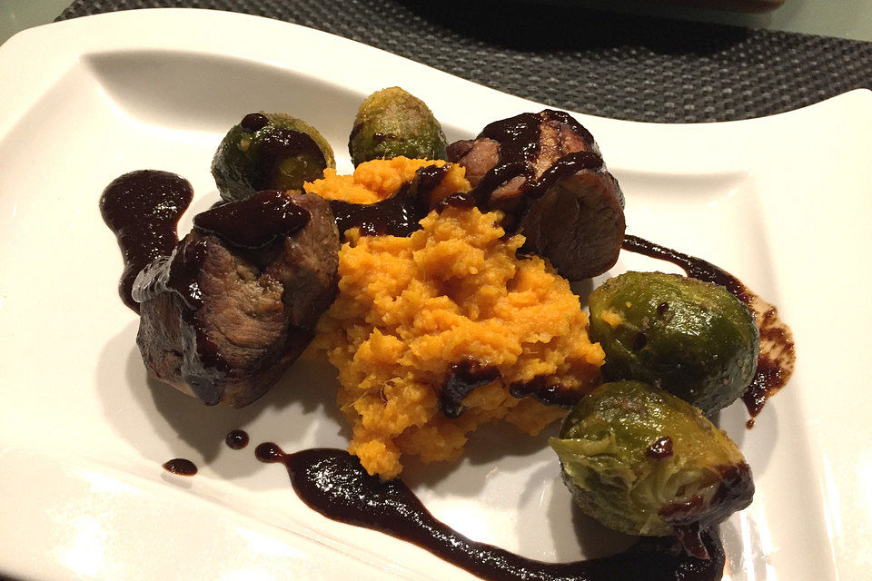 Schweinefilet auf Süßkartoffelpüree mit Lebkuchenjus und Rosenkohl