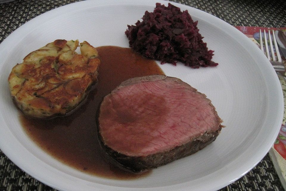 Schweinefilet auf Süßkartoffelpüree mit Lebkuchenjus und Rosenkohl