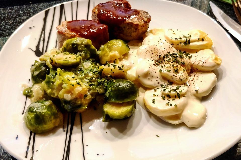 Schweinefilet auf Süßkartoffelpüree mit Lebkuchenjus und Rosenkohl