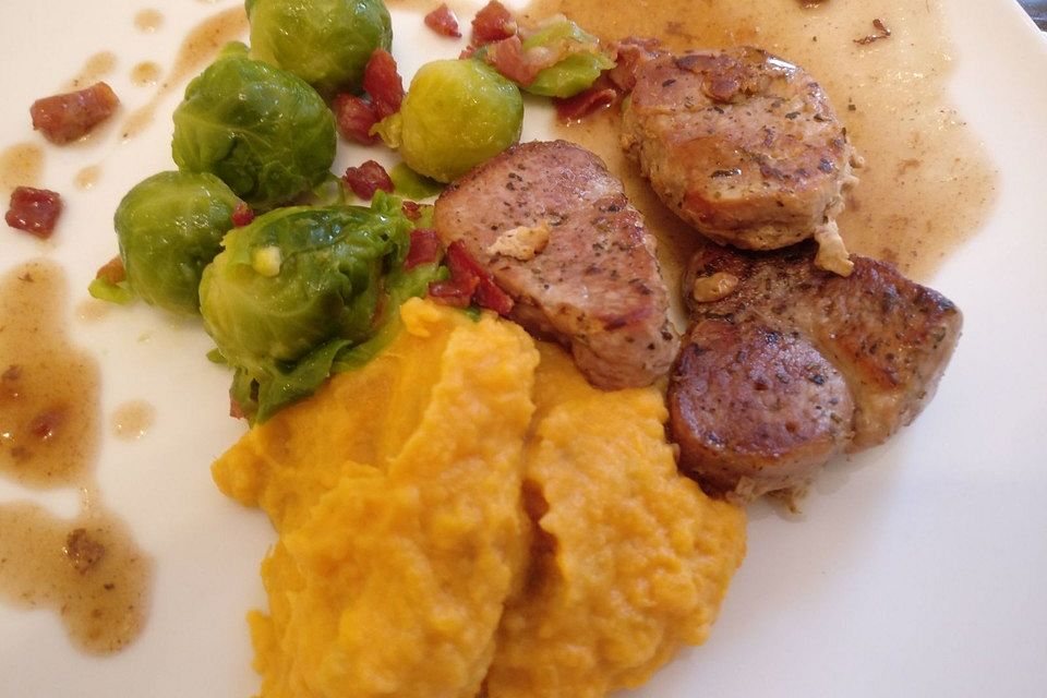 Schweinefilet auf Süßkartoffelpüree mit Lebkuchenjus und Rosenkohl