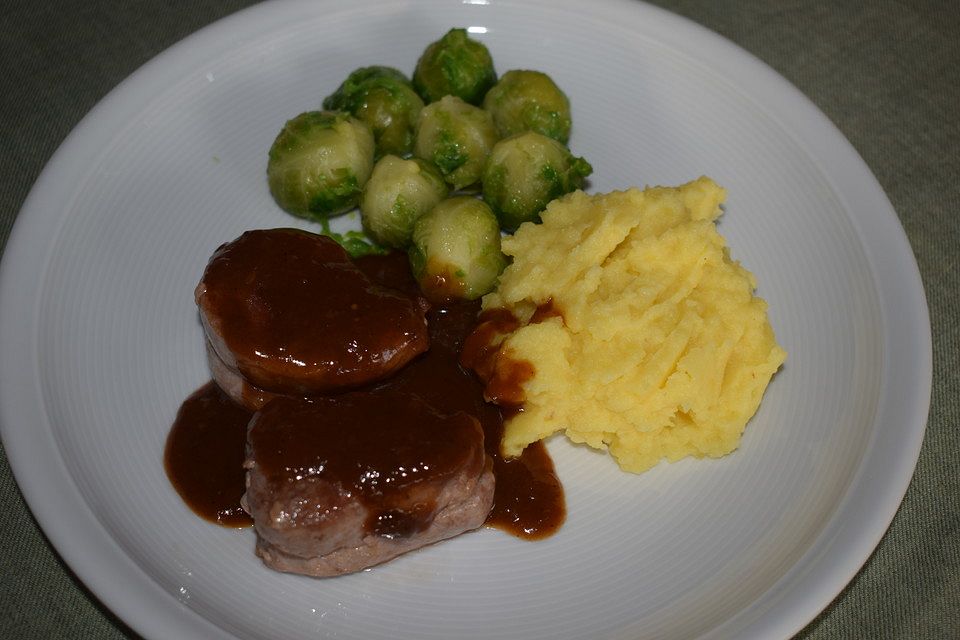 Schweinefilet auf Süßkartoffelpüree mit Lebkuchenjus und Rosenkohl