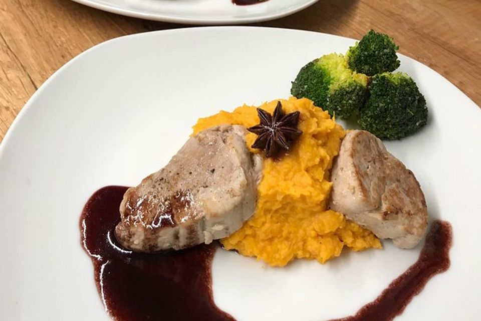 Schweinefilet auf Süßkartoffelpüree mit Lebkuchenjus und Rosenkohl