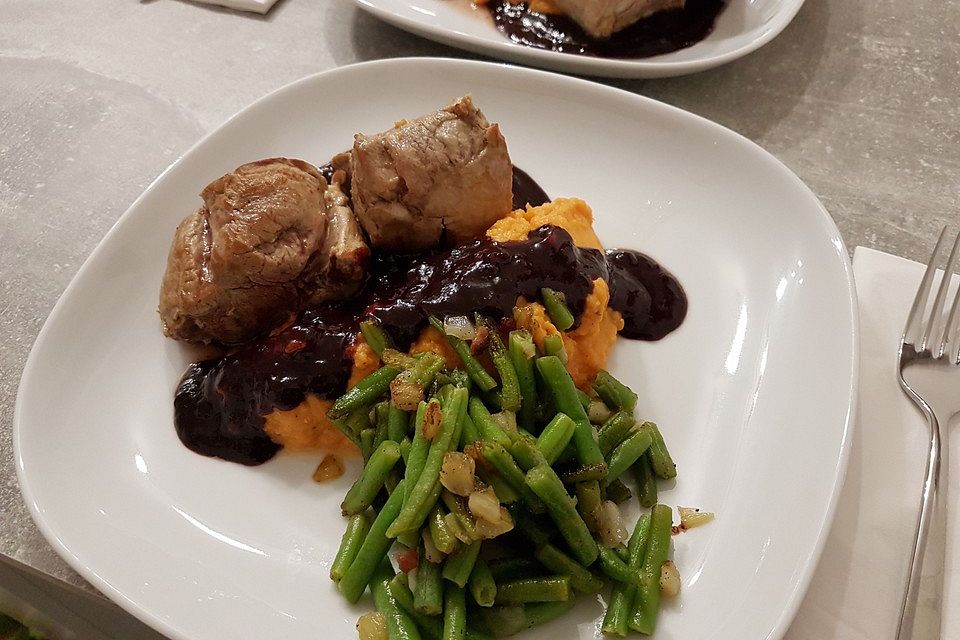 Schweinefilet auf Süßkartoffelpüree mit Lebkuchenjus und Rosenkohl