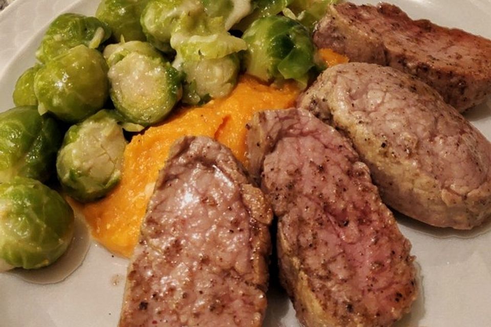 Schweinefilet auf Süßkartoffelpüree mit Lebkuchenjus und Rosenkohl