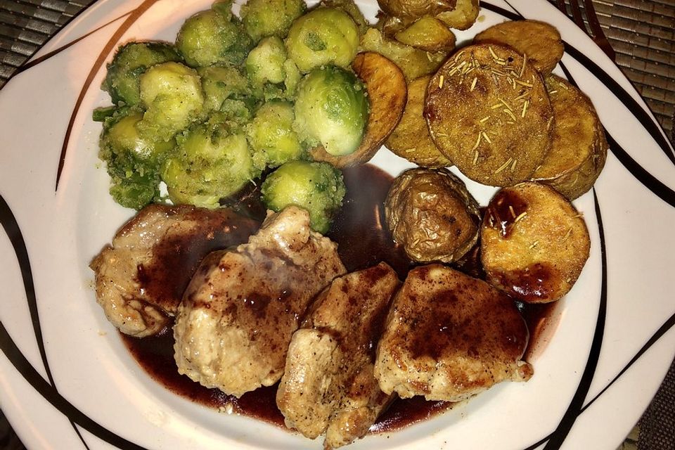 Schweinefilet auf Süßkartoffelpüree mit Lebkuchenjus und Rosenkohl