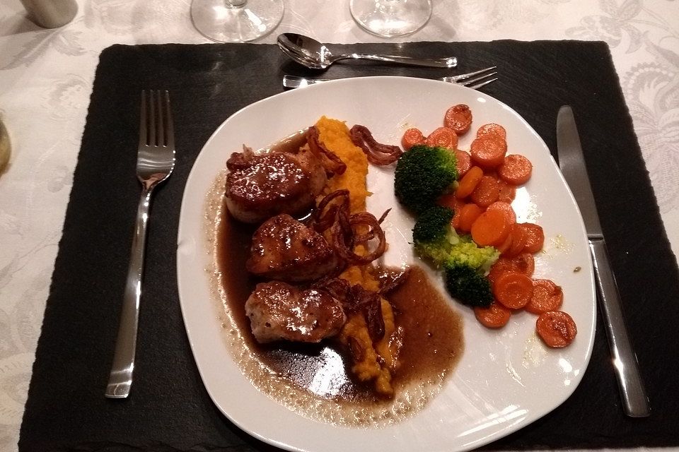 Schweinefilet auf Süßkartoffelpüree mit Lebkuchenjus und Rosenkohl