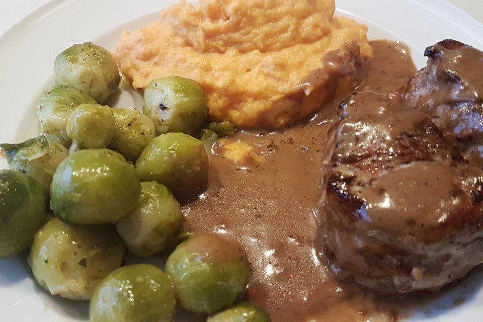 Schweinefilet auf Süßkartoffelpüree mit Lebkuchenjus und Rosenkohl