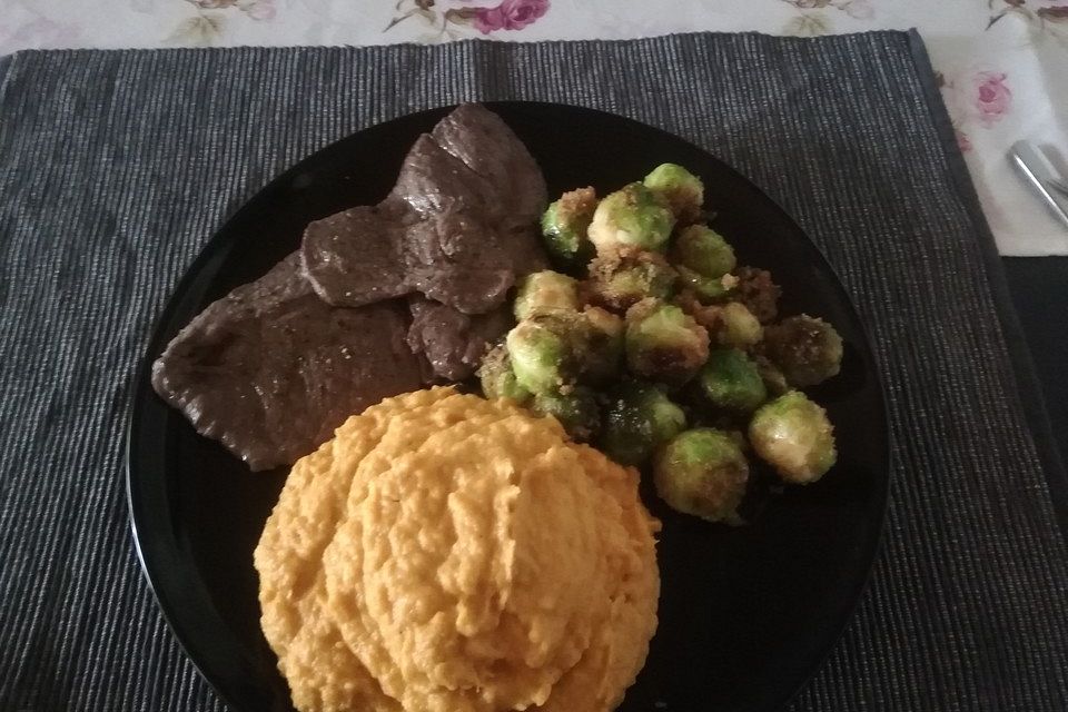 Schweinefilet auf Süßkartoffelpüree mit Lebkuchenjus und Rosenkohl