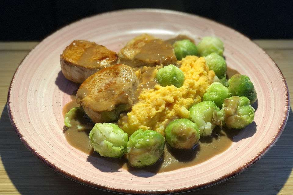 Schweinefilet auf Süßkartoffelpüree mit Lebkuchenjus und Rosenkohl