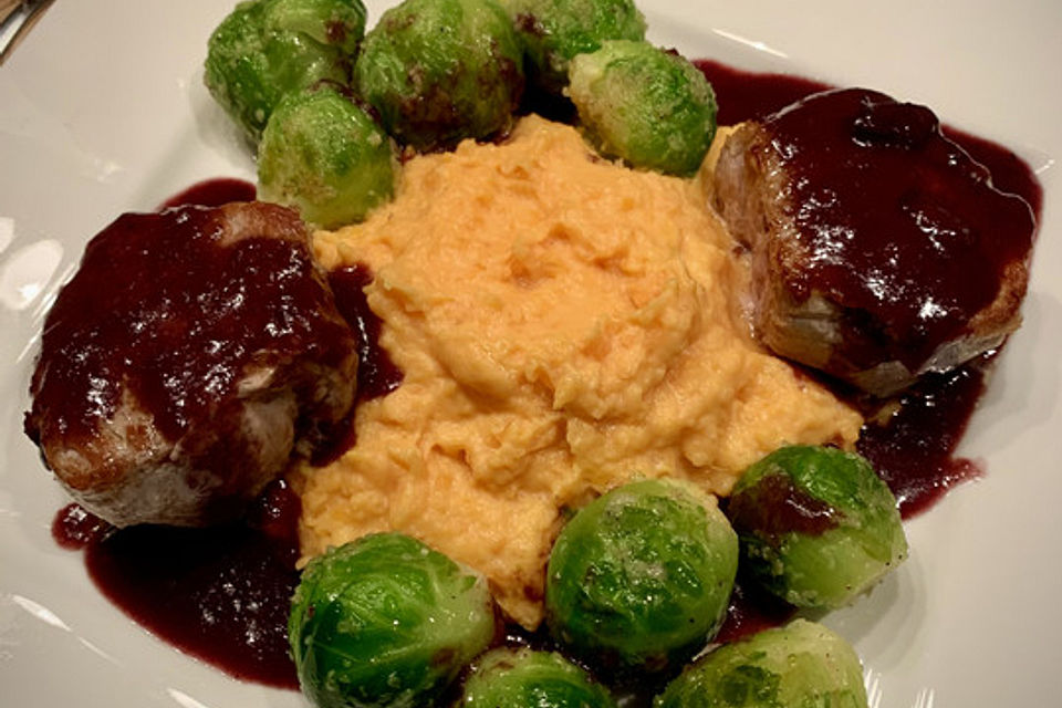 Schweinefilet auf Süßkartoffelpüree mit Lebkuchenjus und Rosenkohl