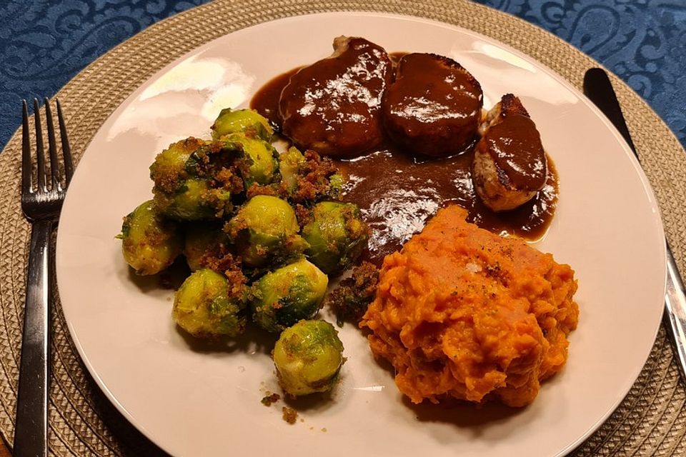 Schweinefilet auf Süßkartoffelpüree mit Lebkuchenjus und Rosenkohl